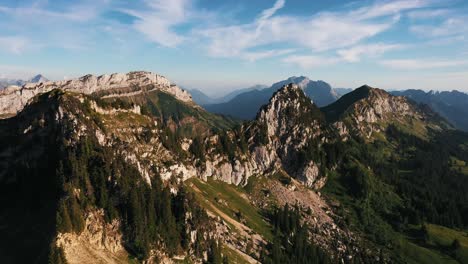 Dramatische-Felsklippen-In-Den-Französischen-Alpen