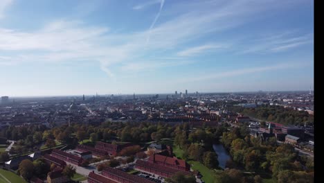 Luftaufnahme-Des-Kastellet-In-Kopenhagen-Dänemark,-Man-Sieht-Die-Verschiedenen-Gebäude-Und-Die-Stadt-Mit-Der-Skyline