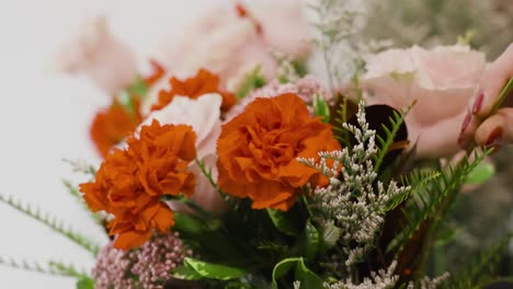 Ein-Florist,-Der-Eine-Blume-Für-V-Tag-In-Ein-Arrangement-Einfügt