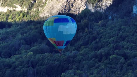 Start-Des-Heißluftballons-An-Einem-Kalten-Morgen-In-Annecy,-Frankreich