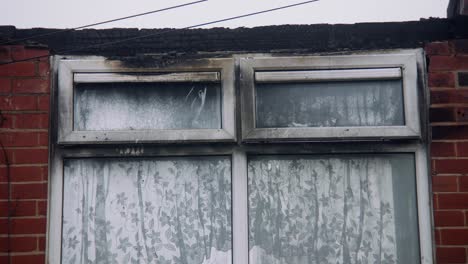 Brandbeschädigtes-Haus-In-Blackburn,-Großbritannien-Mit-Geschwärzten-Fenstern