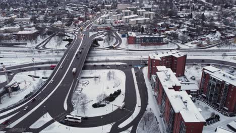 Komplexe-Kreuzung-In-Der-Nähe-Des-Stadtzentrums-An-Einem-Verschneiten-Wintertag