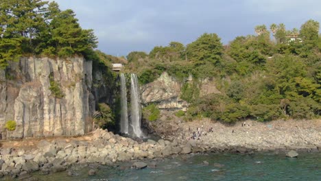 Jeongbang-Wasserfall-Jeju-Insel-Südkorea-Drohne-Luftaufnahme-In-4k