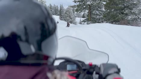 Schneemobilfahren-In-Den-Bergen-Von-Idaho