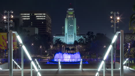 Nachtzeitraffer-Des-Rathauses-In-Los-Angeles-Mit-Großem-Park-Im-Vordergrund