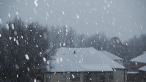 Schneefall-über-Einer-Nachbarschaft-Mit-Hintergrundbäumen