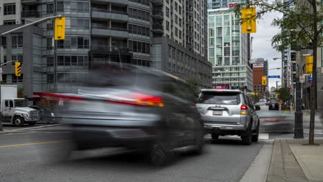 Zeitraffer-Des-Verkehrs-An-Einer-Belebten-Kreuzung-In-Der-Innenstadt-Von-Toronto