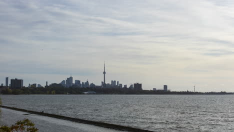 Zeitraffer-Der-Skyline-Von-Downtown-Toronto-Von-Der-Humber-Bay-Bridge