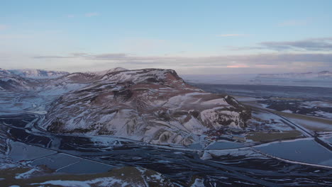 Drone-Hermosa-Montaña-En-Islandia