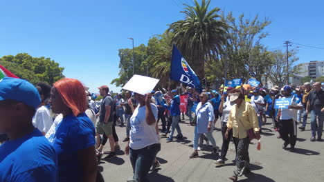 Ein-Strom-Politisch-Unterschiedlicher-Südafrikaner-Zieht-Durch-Die-Straßen-Von-Kapstadt,-Um-Gegen-Eskoms-Lastabwurf-Und-Rollende-Stromausfälle-Zu-Protestieren