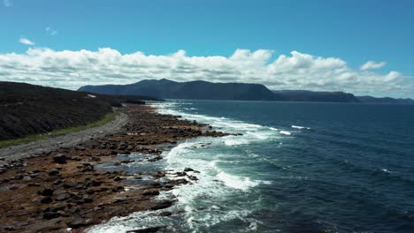 Küstenlinie-Im-Nationalpark-Gros-Morne,-Neufundland,-Autofahren-Am-Ufer-Entlang