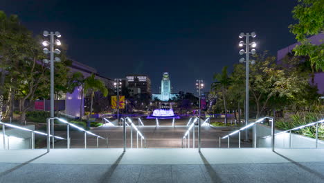 Nachtzeitraffer-Des-Grand-Park-In-Los-Angeles-Mit-Dem-Rathaus-Im-Hintergrund