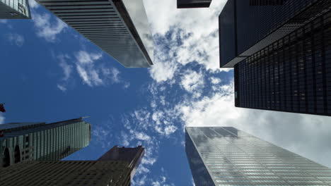 Zeitraffer-Mit-Blick-Auf-Die-Gebäudespitzen-Und-Den-Bewölkten-Himmel-Im-Finanzviertel-Von-Toronto