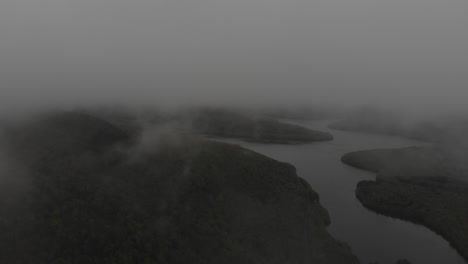 Drohne-In-Wolken-über-Dem-Pepactin-Reservoir