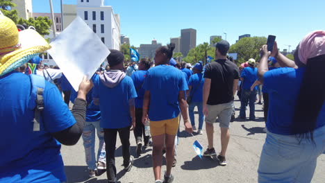 Una-Multitud-De-Manifestantes-Marchando-Pacíficamente-Por-El-Gran-Desfile-De-Ciudad-Del-Cabo-Pidiendo-El-Fin-De-Los-Apagones-Y-El-Desprendimiento-De-Cargas