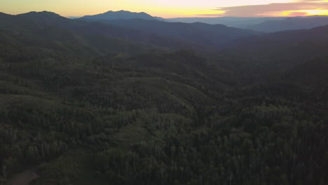 Luftaufnahme-Des-Dichten-Waldes-Mit-Wunderschönem-Sonnenuntergang-Bei-Nebo-Loop-Szenisch-In-Utah,-Aufgenommen-Von-Drohne