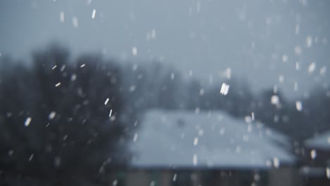 Schnee-Fällt-In-Zeitlupe-Mit-Einem-Vorort-Im-Hintergrund