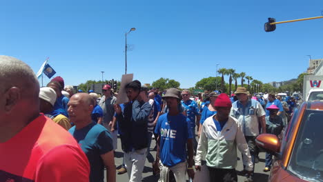 Un-Flujo-Constante-De-Manifestantes-Marcha-Pacíficamente-Por-Las-Calles-De-Ciudad-Del-Cabo-En-Respuesta-A-Los-Apagones-Y-Al-Desprendimiento-De-Cargas.