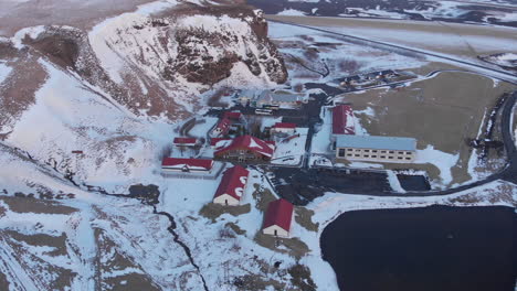 Drone-Cerca-De-La-Montaña-En-Vik-Islandia