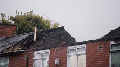 Brandbeschädigtes-Haus-In-Blackburn,-Großbritannien,-Mit-Eingestürztem-Dach