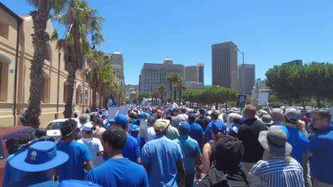 Eine-Große-Versammlung-Von-Demonstranten-Marschiert-Durch-Die-Straßen-Der-Großen-Parade-Von-Kapstadt,-Um-Gegen-Eskoms-Lastabwurf-Und-Rollende-Stromausfälle-Zu-Protestieren