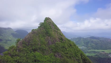 Hellgrüner-Berggipfel-Auf-Luvseite,-östlich-Von-Honolulu,-Oahu-Hawaii-Mit-Strahlend-Blauem-Himmel,-Luftumlaufbahn