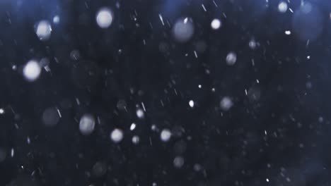 Schneefall-Im-Januar,-Während-Die-Kamera-In-Zeitlupe-Von-Links-Nach-Rechts-Schwenkt,-Mit-Bäumen-Im-Hintergrund