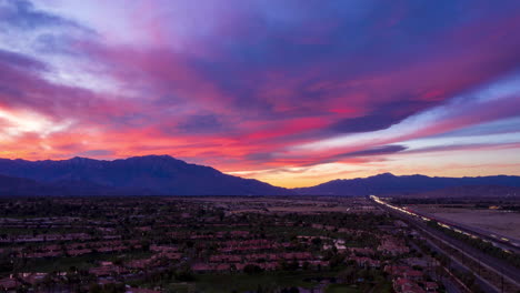 Drohnen-Hyperlapse-Eines-Lebendigen-Sonnenuntergangs-über-Den-Wüsten-Von-Palm-Springs-Und-Dem-Coachella-Tal
