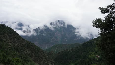 Lapso-De-Tiempo-De-Nubes-Sobre-Las-Colinas-En-El-Valle-De-Cachemira-Con-Verano-De-Fondo-Verde-Frente-A-él