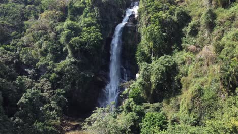 Allgemeine-Luftaufnahme-Von-Chorrerón-De-Chuao,-Einem-Wasserfall,-Der-Zwei-Stunden-Von-Der-Gleichnamigen-Stadt-Im-Bundesstaat-Aragua,-Venezuela,-Entfernt-Liegt.