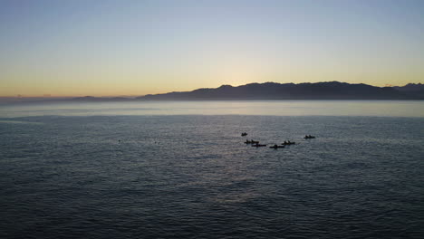 Kajakfahren-Im-Ozean-Bei-Kiakoura-Neuseeland-Bei-Einem-Wunderschönen-Sonnenuntergang-Entlang-Der-Küste