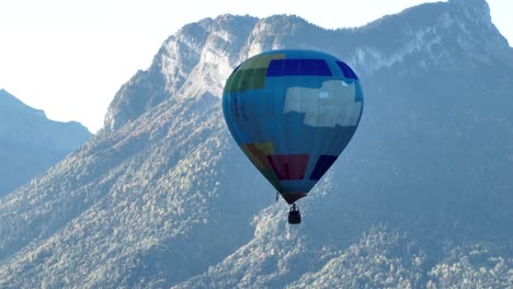 Heißluftballon-Mit-Atemberaubenden-Alpengipfeln-Im-Hintergrund