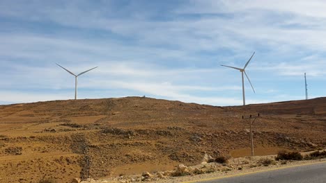 Granja-De-Turbinas-Eólicas-Que-Produce-Energía-Verde-Y-Limpia-En-Un-Vasto-Paisaje-Desértico-Remoto-En-Jordania,-Oriente-Medio