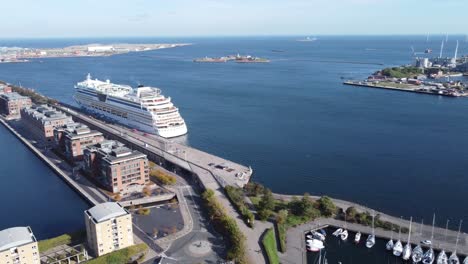 Vista-Aérea-De-Las-Afueras-De-Kastellet-En-Copenhague-Dinamarca,-Puedes-Ver-Los-Diferentes-Edificios-Y-El-Puerto-En-El-Horizonte-Con-Los-Yates-Y-Cruceros-En-El-Mar-Del-Norte