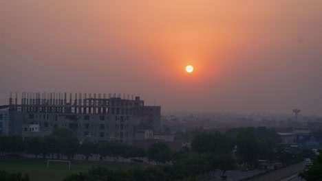 Puesta-De-Sol-Detrás-De-Los-Edificios-En-Construcción-En-La-Niebla-En-Lahore,-Pakistán