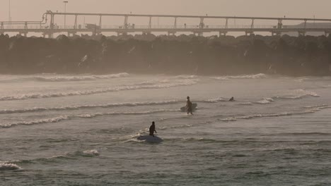 Surf-Matutino-En-La-Playa-De-Duranbah-En-La-Costa-De-Oro-Del-Sur,-Australia,-En-Cámara-Lenta