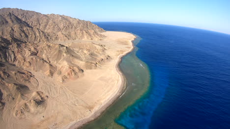 Ariel-aufnahme-Für-Das-Korallenriff-Des-Roten-Meeres-Auf-Der-Sinai-halbinsel-Und-Korallenriffinseln-Im-Roten-Meer,-Aufgenommen-Auf-4k-Und-50-Bildern