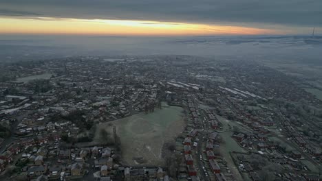 4k-Dunstige-Filmische-Luftaufnahmen,-Die-Einen-Harten-Englischen-Winterkälteeinbruch-Mit-Nebel-Und-Eisigen-Temperaturen-Darstellen
