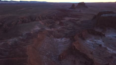 Aerial-tilt-down-of-large-sprawling-desert-in-Utah