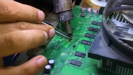 El-Técnico-Coloca-El-Transistor-Pequeño-En-Su-Lugar-Con-El-Calentador