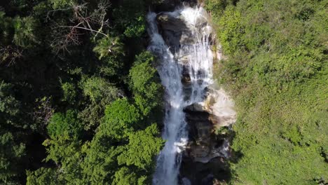 Luftaufnahme-Von-Chorrerón-De-Chuao,-Einem-Wasserfall,-Der-Zwei-Stunden-Von-Der-Gleichnamigen-Stadt-Im-Bundesstaat-Aragua,-Venezuela,-Entfernt-Liegt