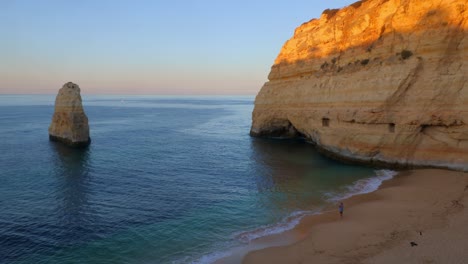 Un-Pescador-Soltero-En-Una-Idílica-Playa-Perfecta-Paradisíaca-En-El-Algarve-Al-Amanecer