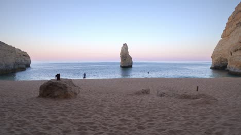 Un-Pescador-Soltero-En-Una-Idílica-Playa-Perfecta-Paradisíaca-En-El-Algarve-Al-Amanecer