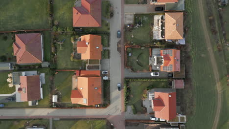 Suburban-residential-area-with-single-family-houses-with-gardens-in-a-small-town-in-Germany,-slow-drone-flight,-top-down