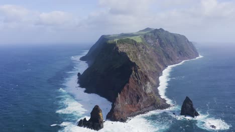 Imágenes-De-Drones-De-Espectaculares-Acantilados-Y-Formaciones-Rocosas-En-La-Isla-De-Sao-Jorge-En-Las-Azores,-Portugal