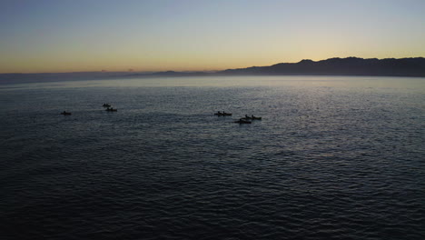 Kajakfahren-Im-Meer-Bei-Kiakoura,-Neuseeland,-Bei-Einem-Wunderschönen-Sonnenuntergang-Mit-Einer-Gruppe