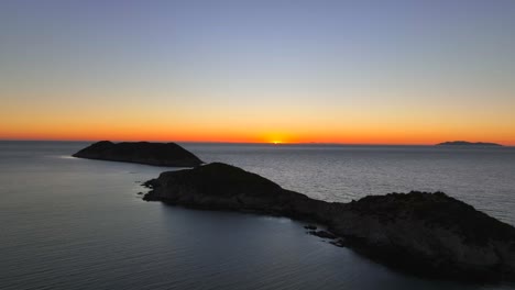 Drohnenflug-Auf-Einer-Kleinen-Halbinsel-Im-Meer-Von-Cortez-In-Mexiko-Bei-Sonnenuntergang