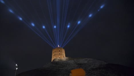 Noches-De-Láser-En-El-Cielo-Oscuro-De-Un-Castillo-Medieval
