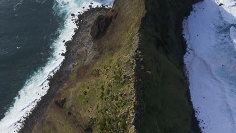 Drohnenaufnahmen-Von-Oben-Nach-Unten-Von-Dramatischen-Klippen-Mit-Dem-Atlantik-Im-Hintergrund,-Insel-São-Jorge,-Azoren,-Portugal