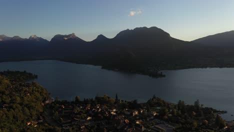 Unglaubliche-Aussicht-Auf-Den-See-Von-Annecy-Bei-Sonnenuntergang-In-Den-Französischen-Alpen